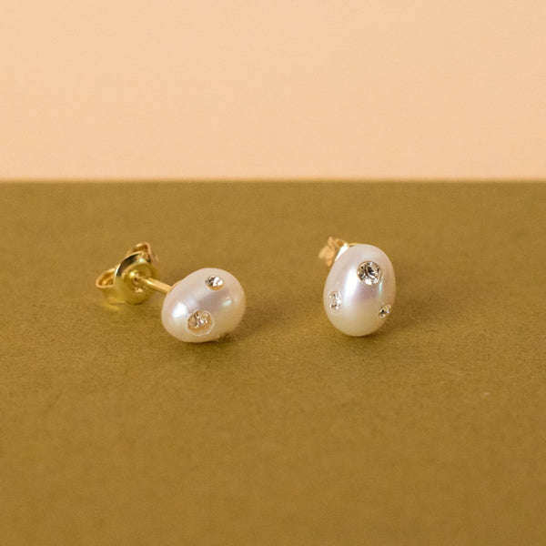 Crystal Pearl Aura Stud - Cold Gold